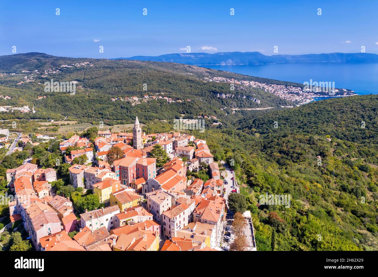 Un colpo stupefacente della città vecchia di Labin con la chiesa di San giusto - San giusto, sulla destra è il centro turistico di Rabac, Istria, Rabac Foto Stock