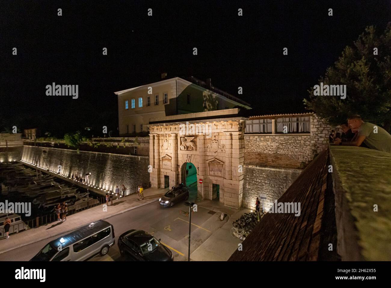 porta di terra - l'ingresso principale della città di notte, costruito da un architetto veneziano michele sanmicheli nel 1543, zara, croazia Foto Stock