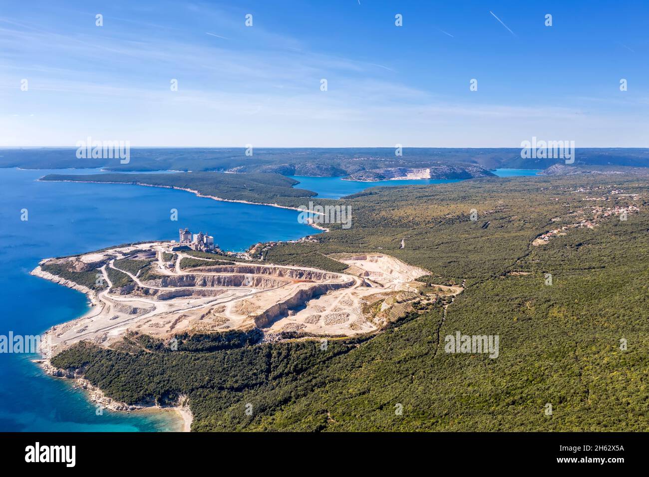 Una vista aerea della baia di Rasa, in primo piano cementificio Koromacno, Istria, Croazia Foto Stock