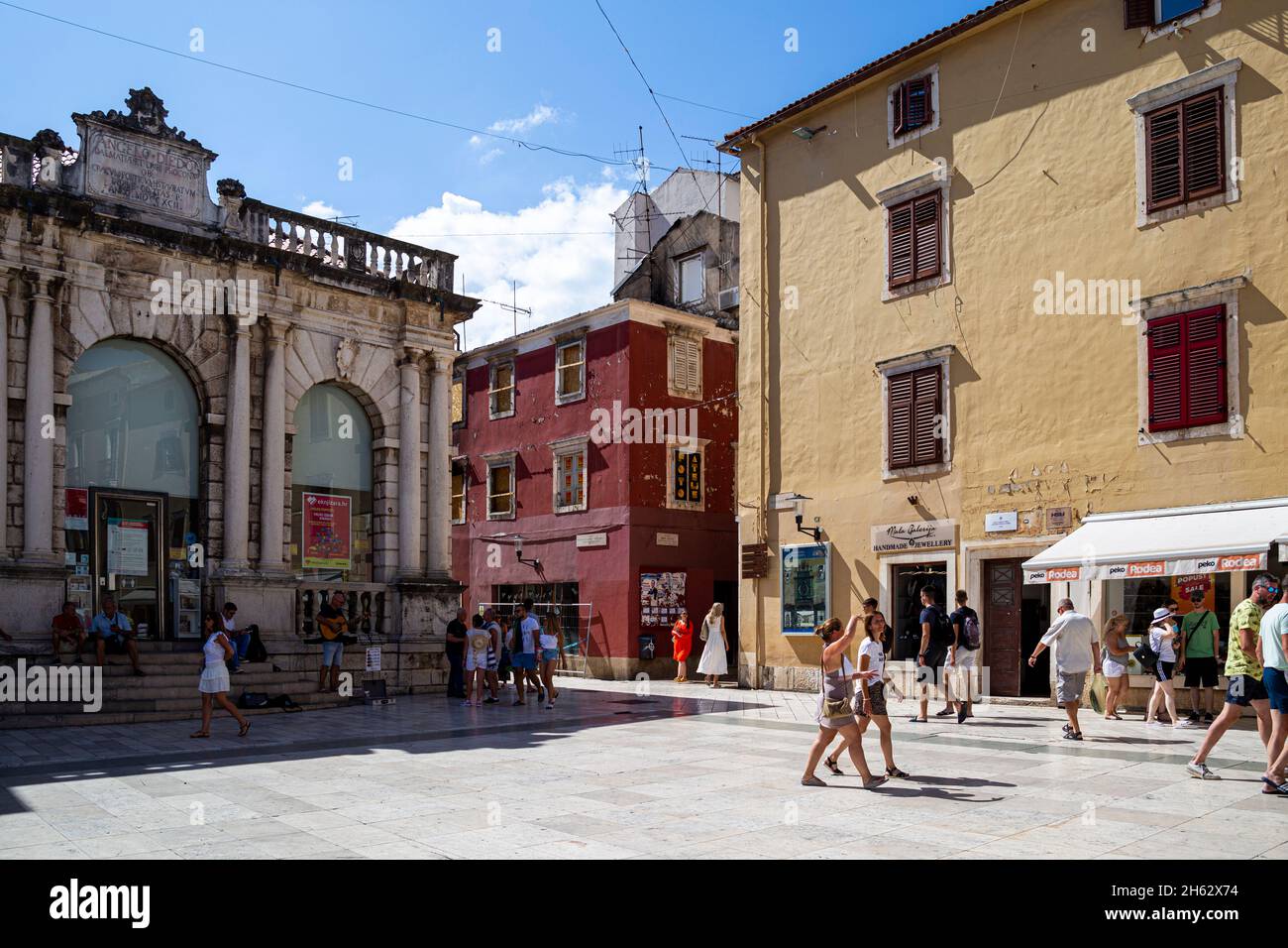 piazza nazionale (piazza narodni trg) con informazioni turistiche in marmo città zadar, popolare destinazione turistica in croazia, europa Foto Stock