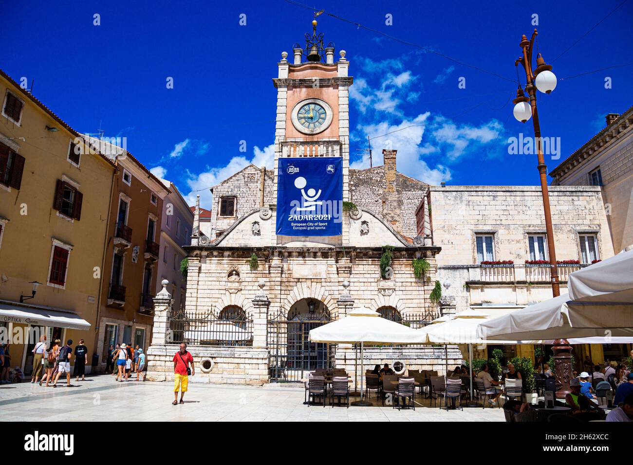 piazza nazionale (piazza narodni trg) con informazioni turistiche in marmo città zadar, popolare destinazione turistica in croazia, europa Foto Stock