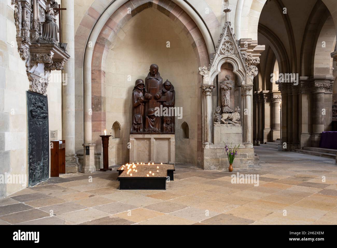 monumento anti-guerra di ernst barlach nella cattedrale di magdeburg, sassonia-anhalt, germania Foto Stock