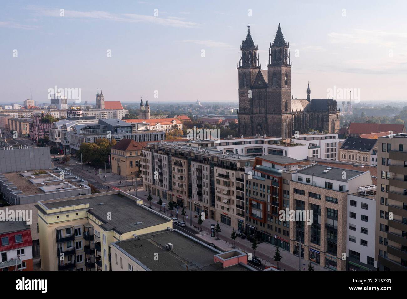 germania, sassonia-anhalt, magdeburg, centro città con cattedrale, monastero ed edifici commerciali Foto Stock
