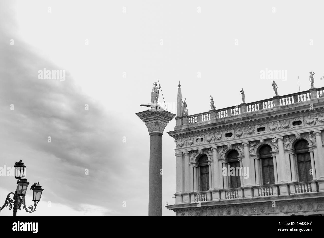 vista sulla basilica di san marco e su piazza san marco a venezia. architettura e punto di riferimento di venezia. paesaggio urbano di venezia durante la pioggia. Foto Stock