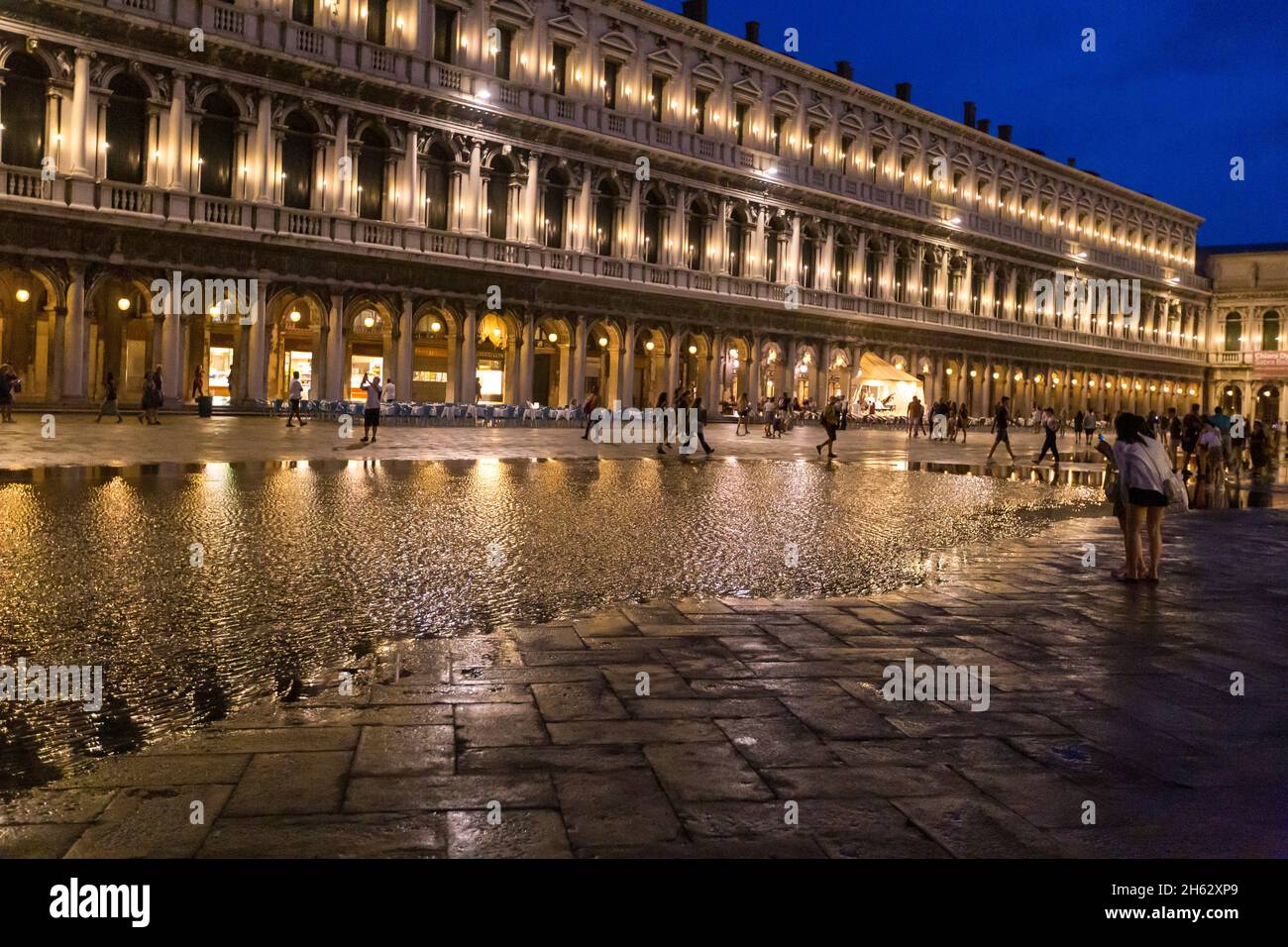 fantastica notte in piazza san marco con campanile e basilica di san marco. colorato paesaggio urbano serale di venezia, italia, europa con molta acqua riflettente. Foto Stock