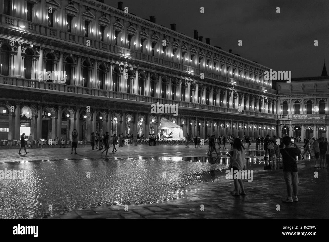 fantastica notte in piazza san marco con campanile e basilica di san marco. colorato paesaggio urbano serale di venezia, italia, europa con molta acqua riflettente. Foto Stock