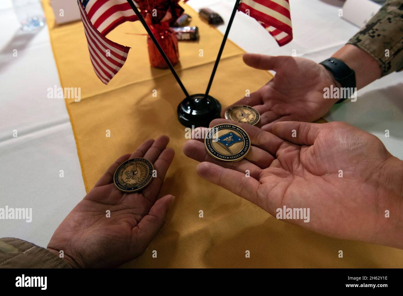 Reportage: I membri del servizio mostrano il Segretario della Difesa monete presentate loro dal Segretario della Difesa Christopher C. Miller durante una cena del giorno del Ringraziamento a Camp Lemonnier, Gibuti, 26 novembre 2020. Foto Stock