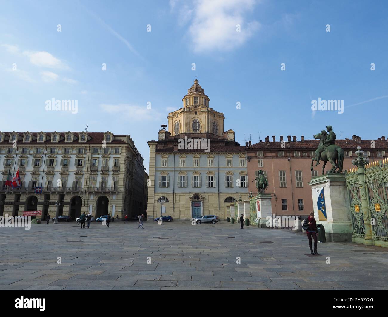 TORINO, ITALIA - CIRCA OTTOBRE 2021: La chiesa di San Lorenzo in Piazza Castello Foto Stock