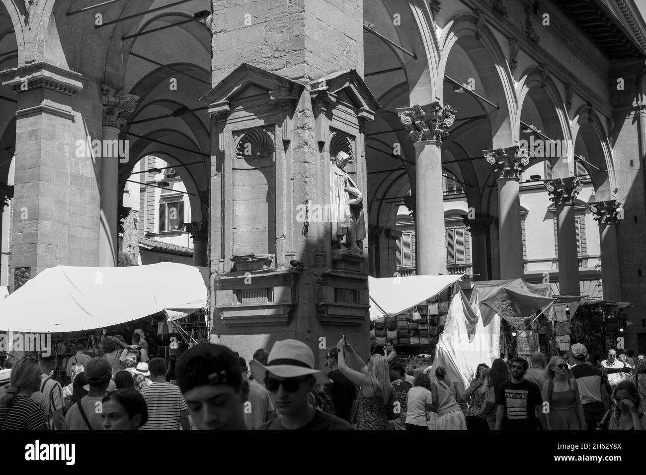 loggia dei lanzi, detta anche loggia della signoria, è un edificio all'angolo di piazza della signoria a firenze, adiacente alla galleria degli uffizi, composto da ampi archi aperti alla strada. Foto Stock