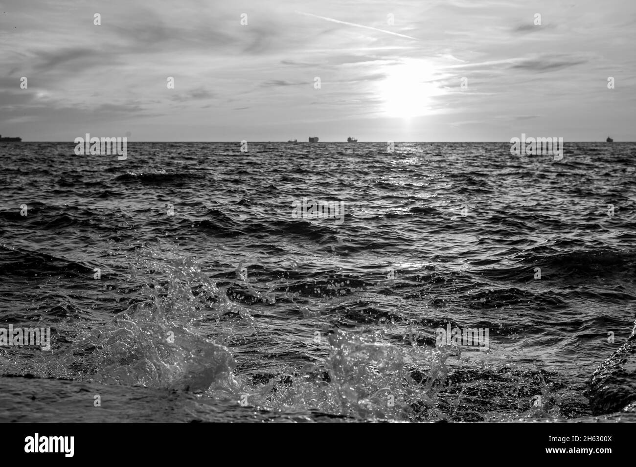 onda di spruzzi sulla costa croata durante il tramonto Foto Stock