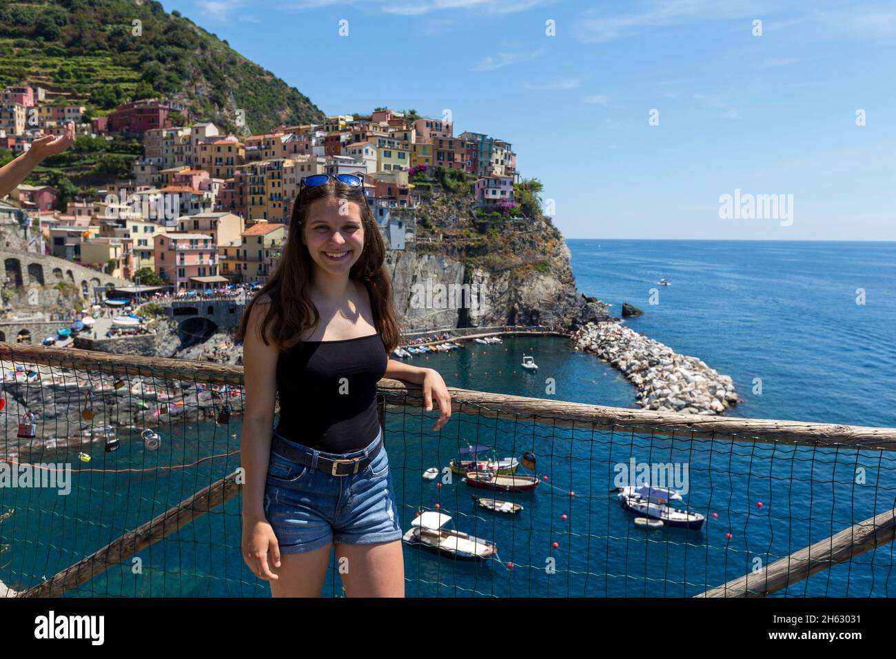 bellissima vista sulla città di manarola, uno dei cinque famosi e colorati villaggi del parco nazionale delle cinque terre in italia, sospeso tra mare e terra su scogliere a strapiombo. liguria regione d'italia. Foto Stock