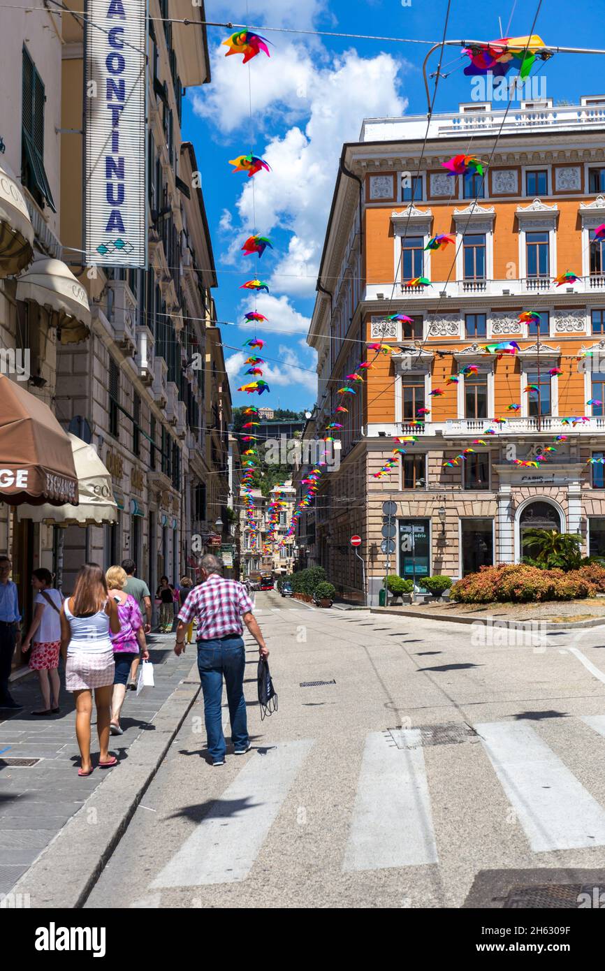 via roma via genova, italia, decorato con ombrelloni colorati in cima Foto  stock - Alamy