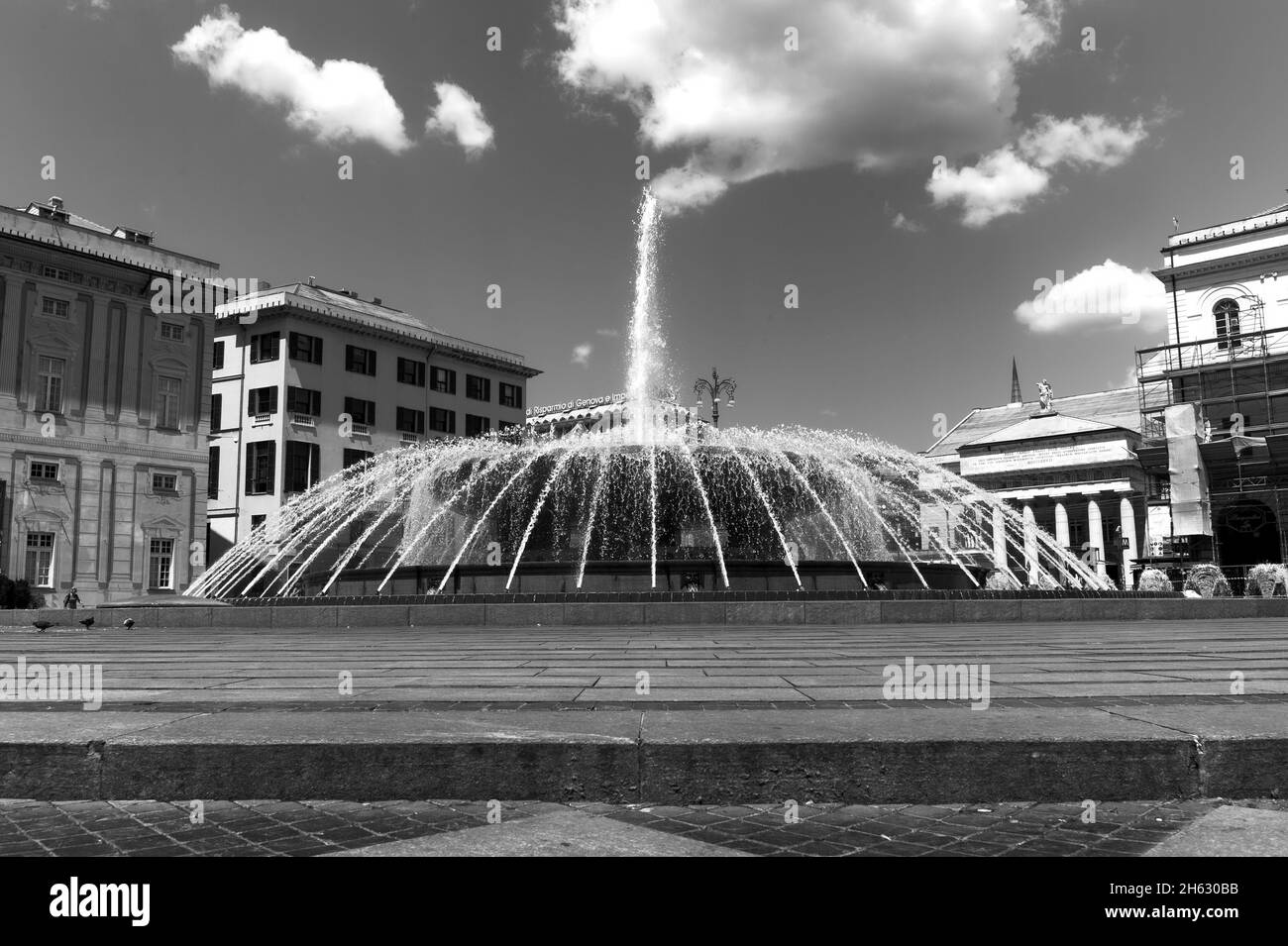 fontana in piazza de ferrari o piazza ferrari, la piazza principale della città di genova in liguria in italia Foto Stock