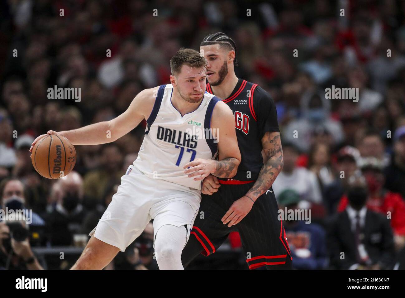 USA. 10 novembre 2021. Il Dallas Mavericks' Luka Doncic (77) lavora contro la Chicago Bulls' Lonzo Ball durante la prima metà presso lo United Center di mercoledì 10 novembre 2021 a Chicago. (Foto di Armando L. Sanchez/Chicago Tribune/TNS/Sipa USA) Credit: Sipa USA/Alamy Live News Foto Stock