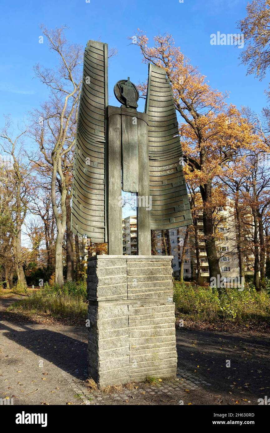 Statua commemorativa, l'Arcangelo arcaico di Heiligensee di Siegfried Kühl in onore di Hannah Höch sul Großer Malchsee di Berlino-Tegel Foto Stock