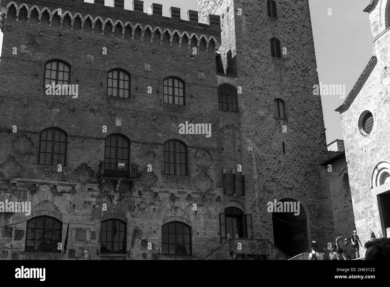 vista pittoresca della famosa piazza del duomo di san gimignano, toscana, italia Foto Stock