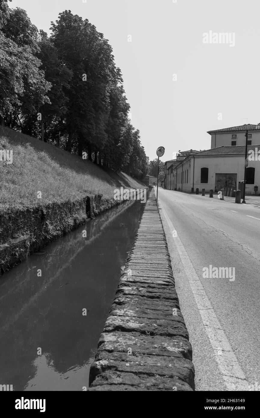 via del fosso o via dessa seta. bella strada a lucca con il canale. Foto Stock