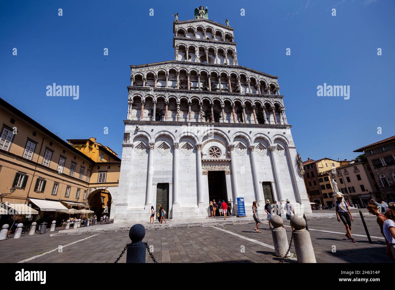 chiesa di san michele in foro san michele basilica della chiesa cattolica romana in piazza san michele nel centro storico della vecchia città medievale di lucca in una giornata estiva con cielo limpido,toscana,italia Foto Stock