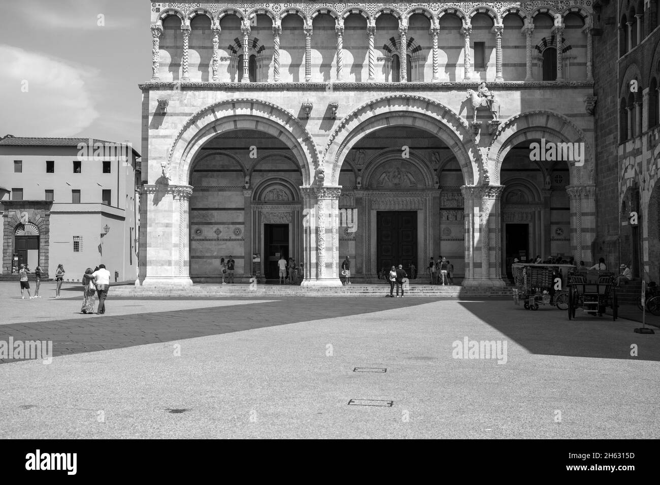 facciata romanica e torre campanaria della cattedrale di san martino in lucca, toscana, contiene le reliquie più preziose di lucca, il volto santo di lucca (italiano: volto santo di lucca) Foto Stock