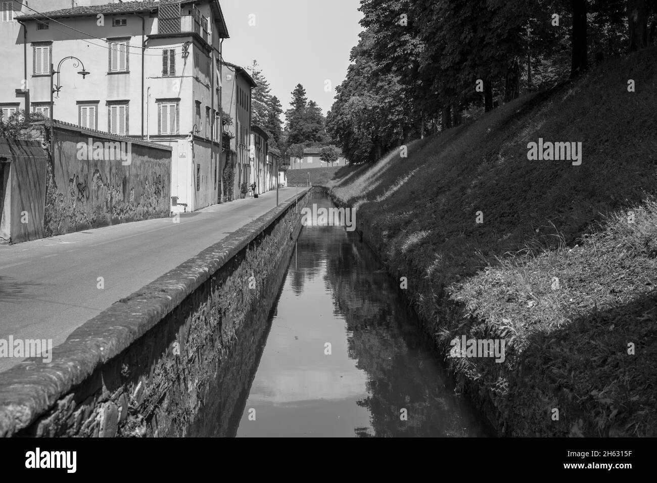 via del fosso o via dessa seta. bella strada a lucca con il canale. Foto Stock