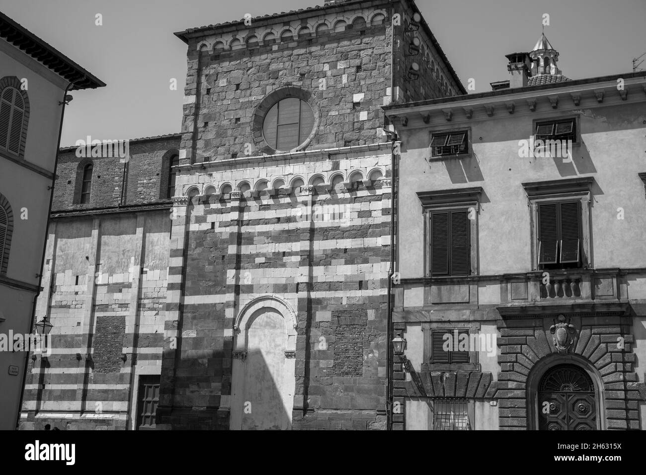 facciata romanica e torre campanaria della cattedrale di san martino in lucca, toscana, contiene le reliquie più preziose di lucca, il volto santo di lucca (italiano: volto santo di lucca) Foto Stock