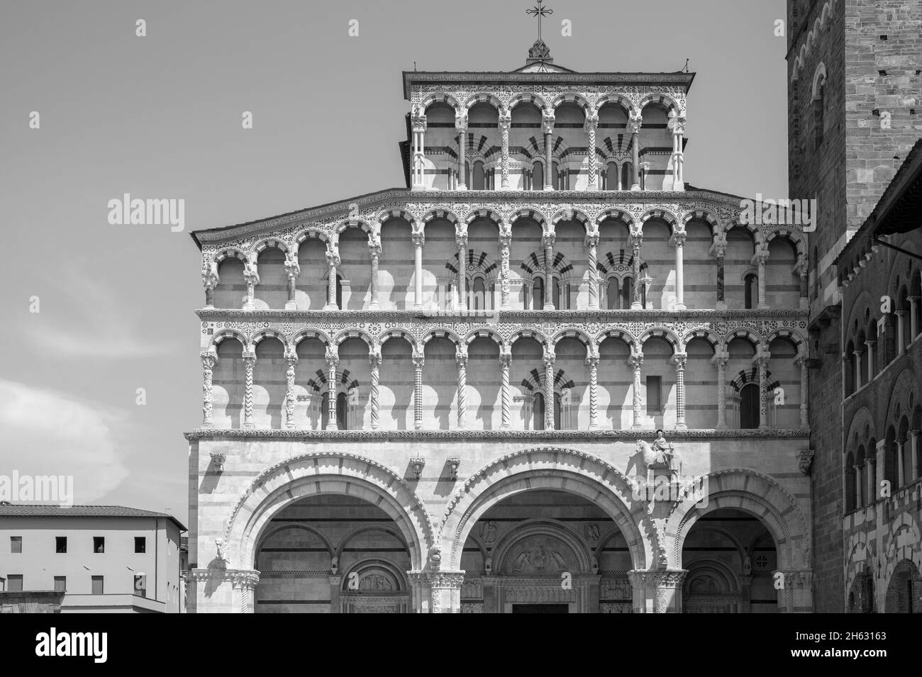 facciata romanica e torre campanaria della cattedrale di san martino in lucca, toscana, contiene le reliquie più preziose di lucca, il volto santo di lucca (italiano: volto santo di lucca) Foto Stock