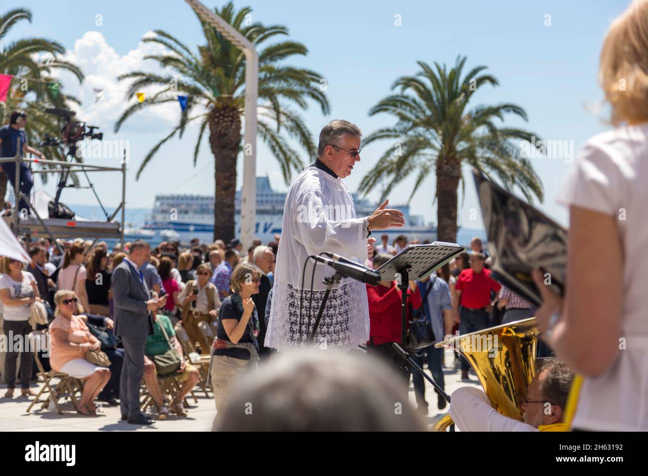 folla festeggia san domnio giorno (sudamja) sul lungomare di riva in spalato, dalmazia, croazia - san domnio è il santo patrono di spalato. Foto Stock