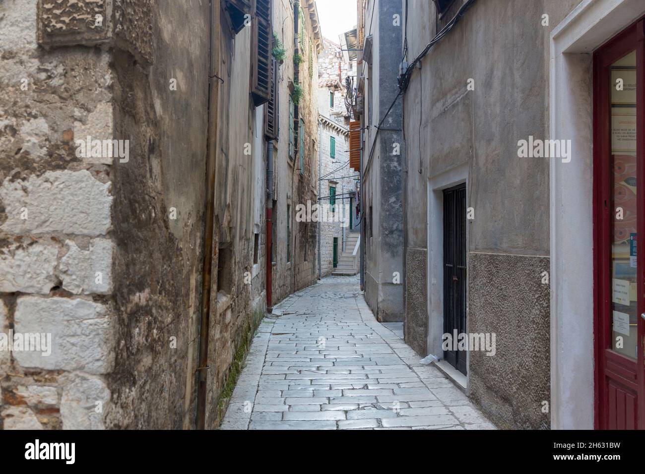 centro storico di sibenik vicino alla cattedrale di san giacomo a sibenik, sito patrimonio dell'umanità dell'unesco in croazia - luogo di ripresa per il gioco dei troni (banca di ferro) Foto Stock