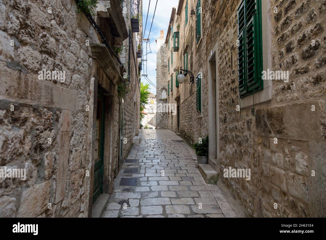 centro storico di sibenik vicino alla cattedrale di san giacomo a sibenik, sito patrimonio dell'umanità dell'unesco in croazia - luogo di ripresa per il gioco dei troni (banca di ferro) Foto Stock
