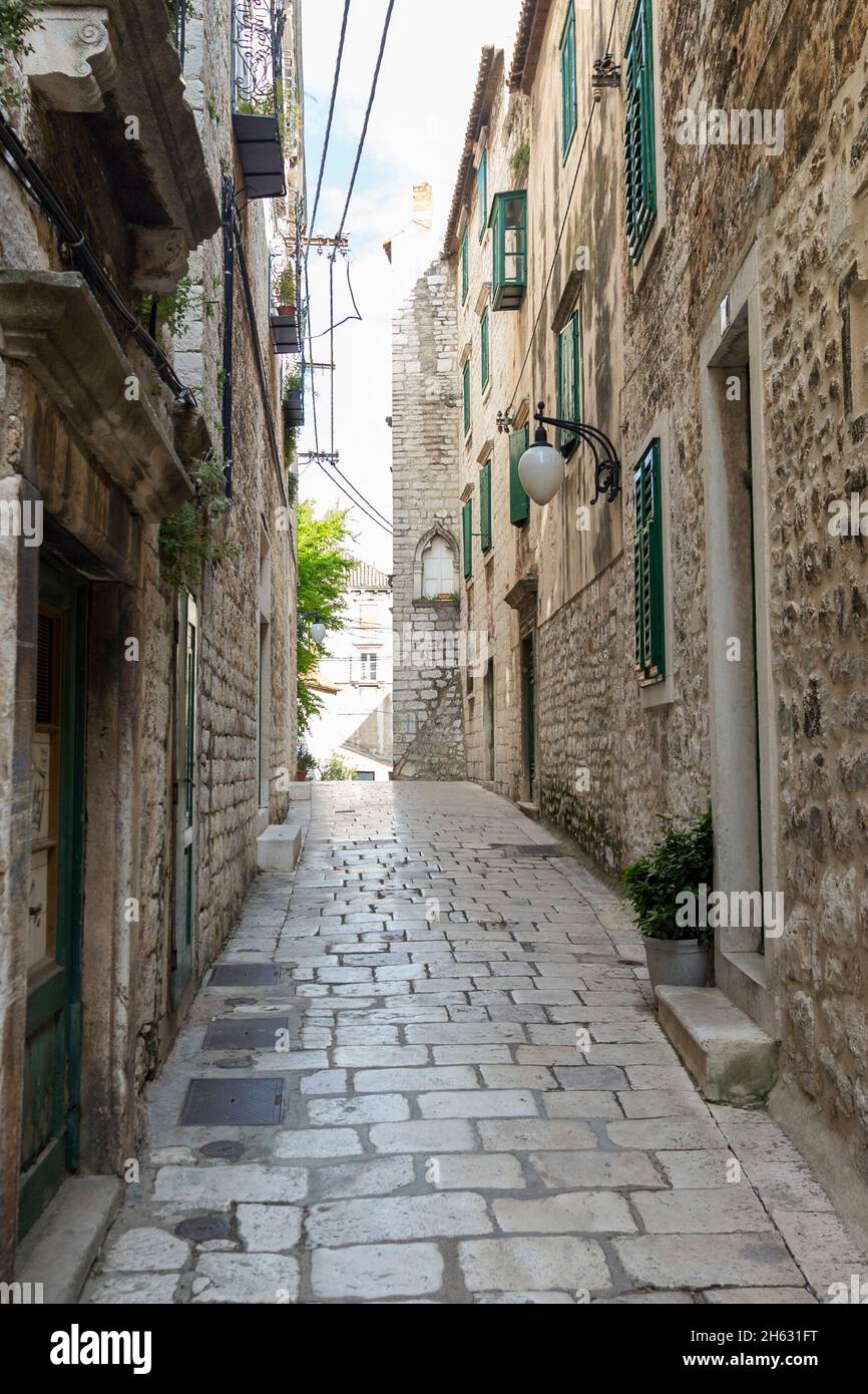 centro storico di sibenik vicino alla cattedrale di san giacomo a sibenik, sito patrimonio dell'umanità dell'unesco in croazia - luogo di ripresa per il gioco dei troni (banca di ferro) Foto Stock