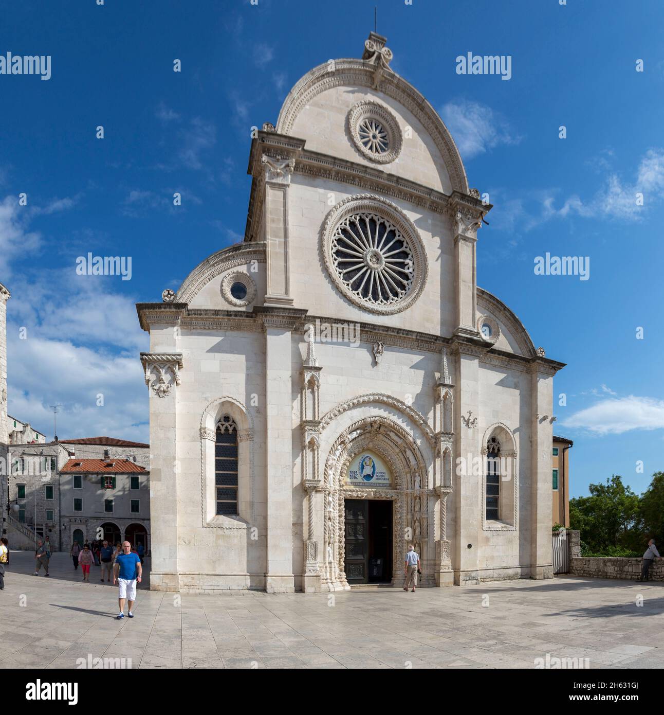 centro storico di sibenik vicino alla cattedrale di san giacomo a sibenik, sito patrimonio dell'umanità dell'unesco in croazia - luogo di ripresa per il gioco dei troni (banca di ferro) Foto Stock