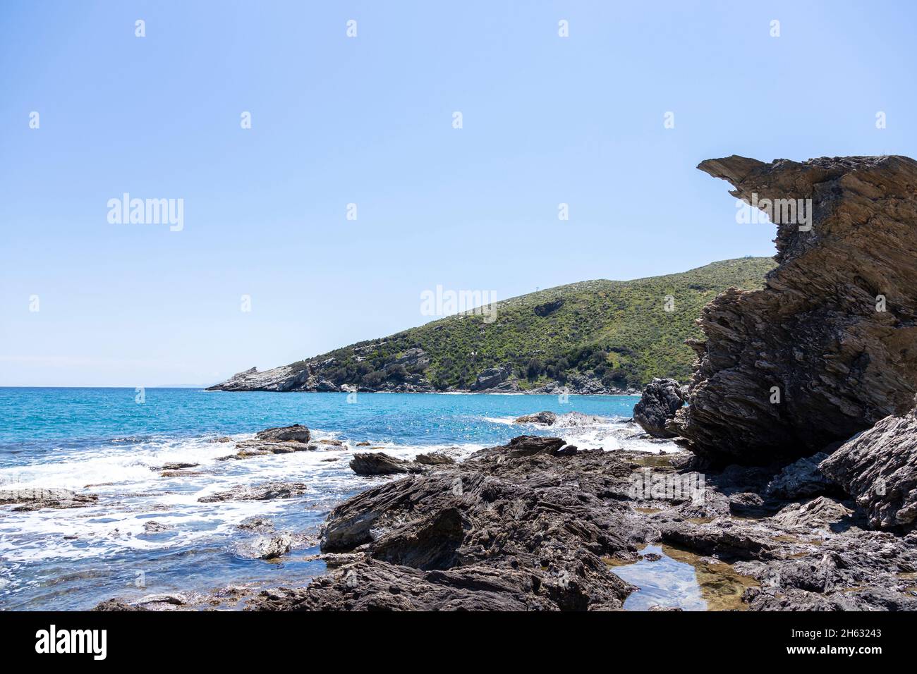 molto strano guardando rocce sulla spiaggia da qualche parte in grecia Foto Stock