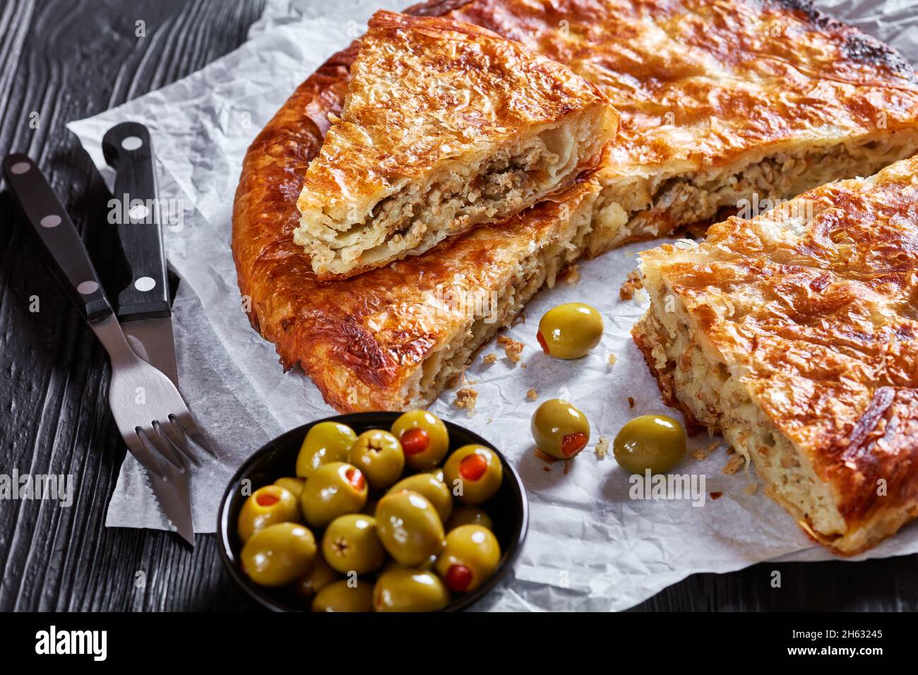 Borek, burek è una saporita torta di pasta frolla con ripieno di carne macinata, cucina mediterranea Foto Stock