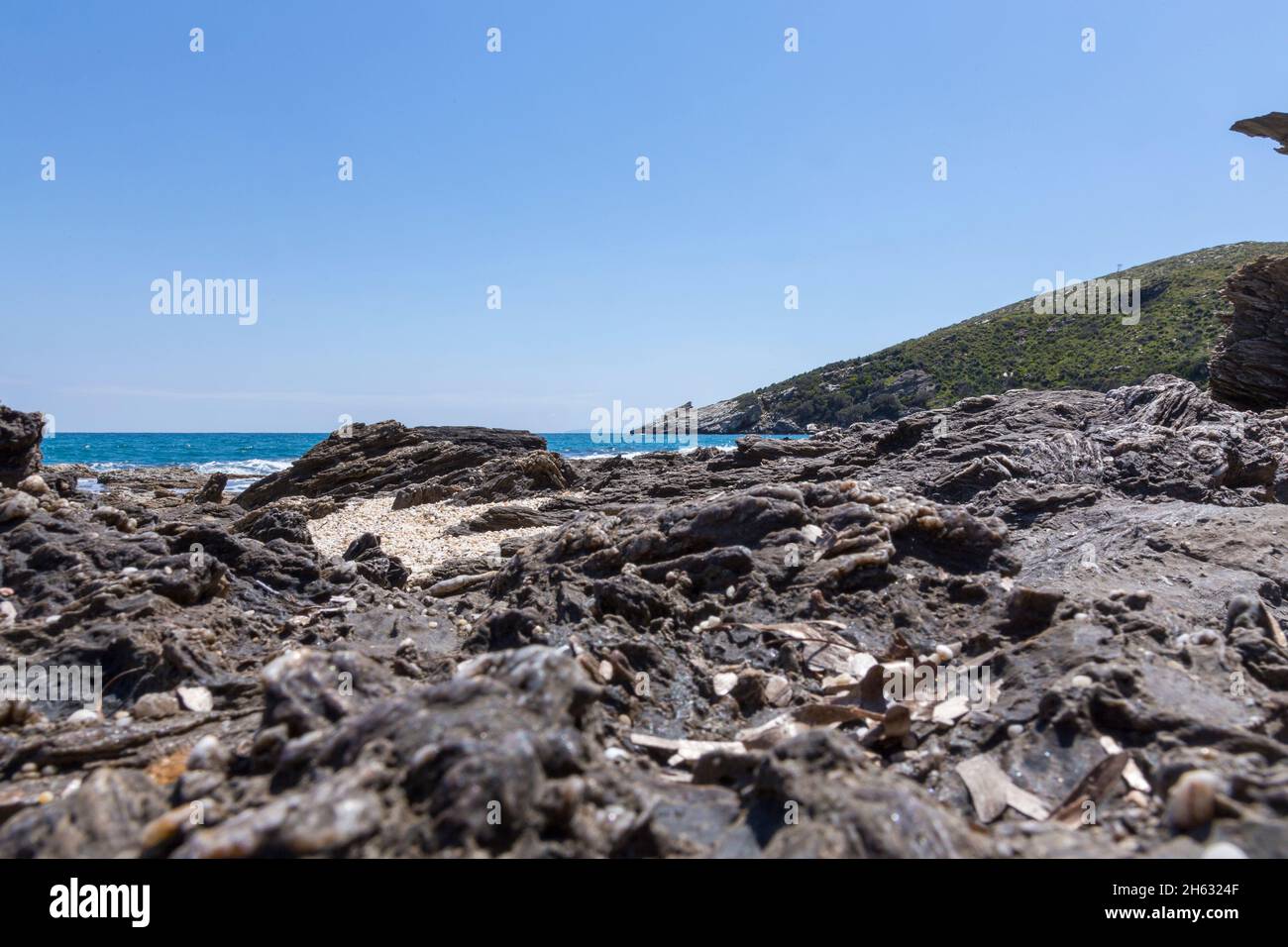 molto strano guardando rocce sulla spiaggia da qualche parte in grecia Foto Stock