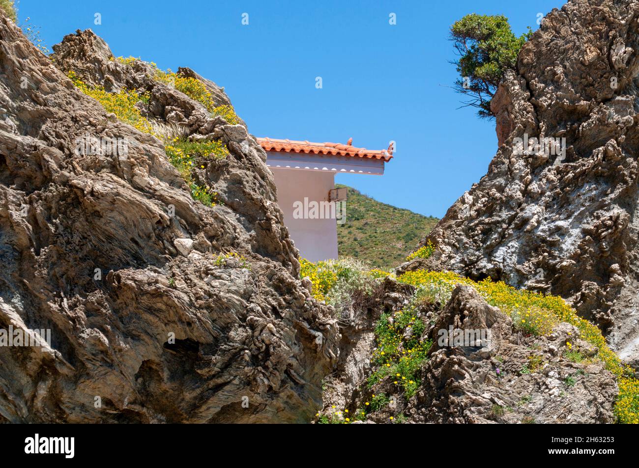 molto strano guardando rocce sulla spiaggia da qualche parte in grecia Foto Stock