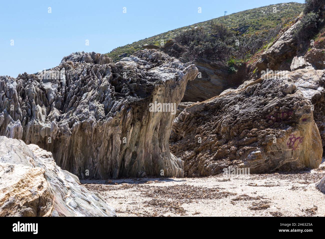 molto strano guardando rocce sulla spiaggia da qualche parte in grecia Foto Stock