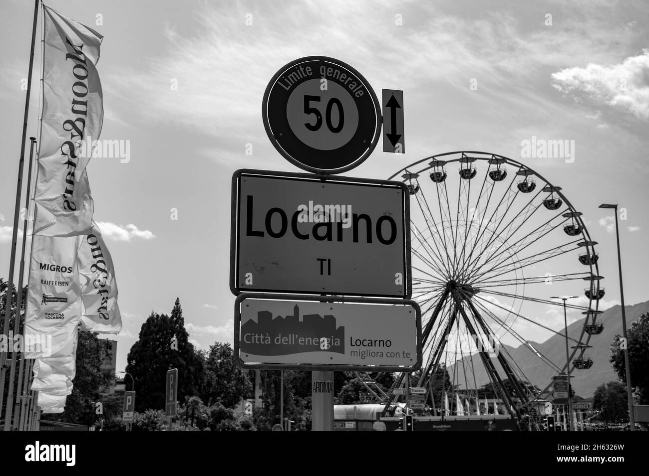 ruota panoramica vicino al lungomare di locarno sulle rive del lago maggiore. locarno,canton ticino,svizzera Foto Stock