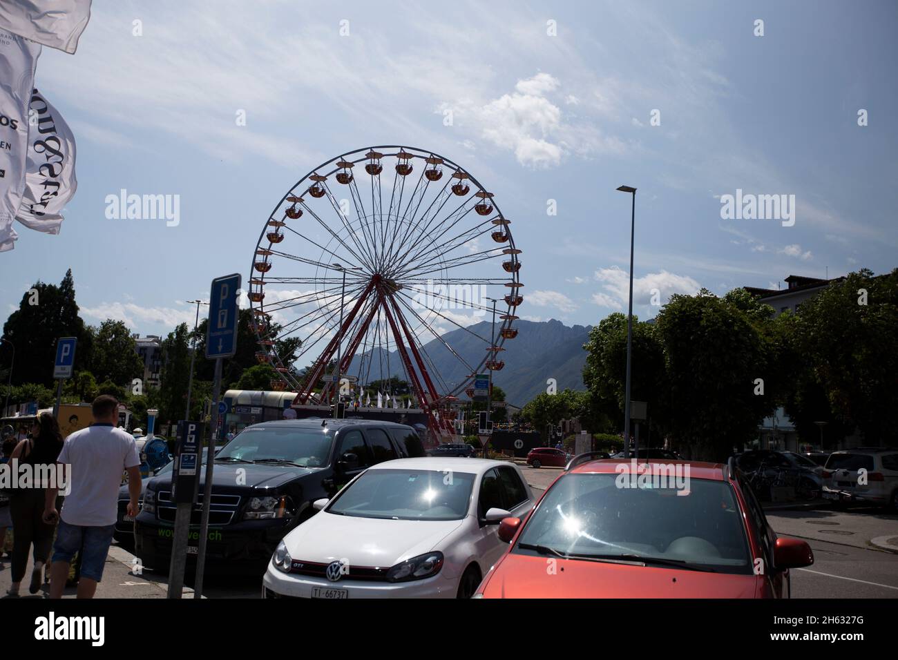 ruota panoramica vicino al lungomare di locarno sulle rive del lago maggiore. locarno,canton ticino,svizzera Foto Stock