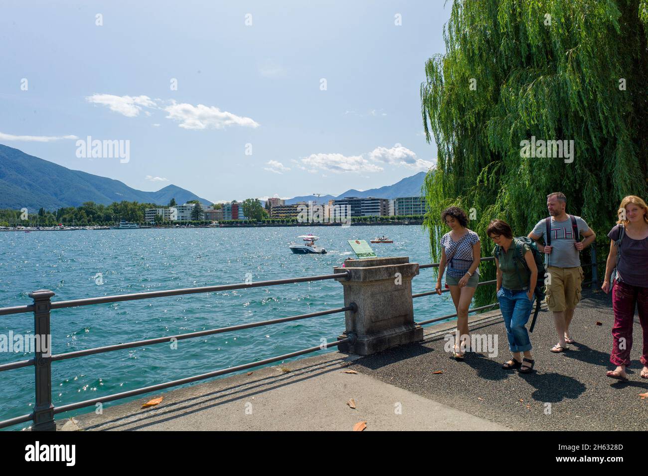 passeggiata lungo locarno sulle rive del lago maggiore locarno,canton ticino,svizzera Foto Stock
