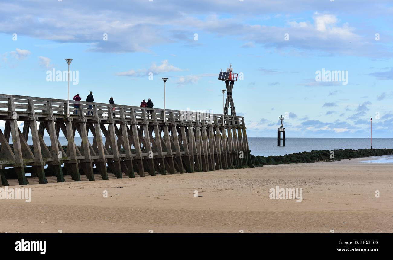 Turisti che visitano il molo a Courseulles-sur-Mer, Calvados, Normandia, Francia. Foto Stock