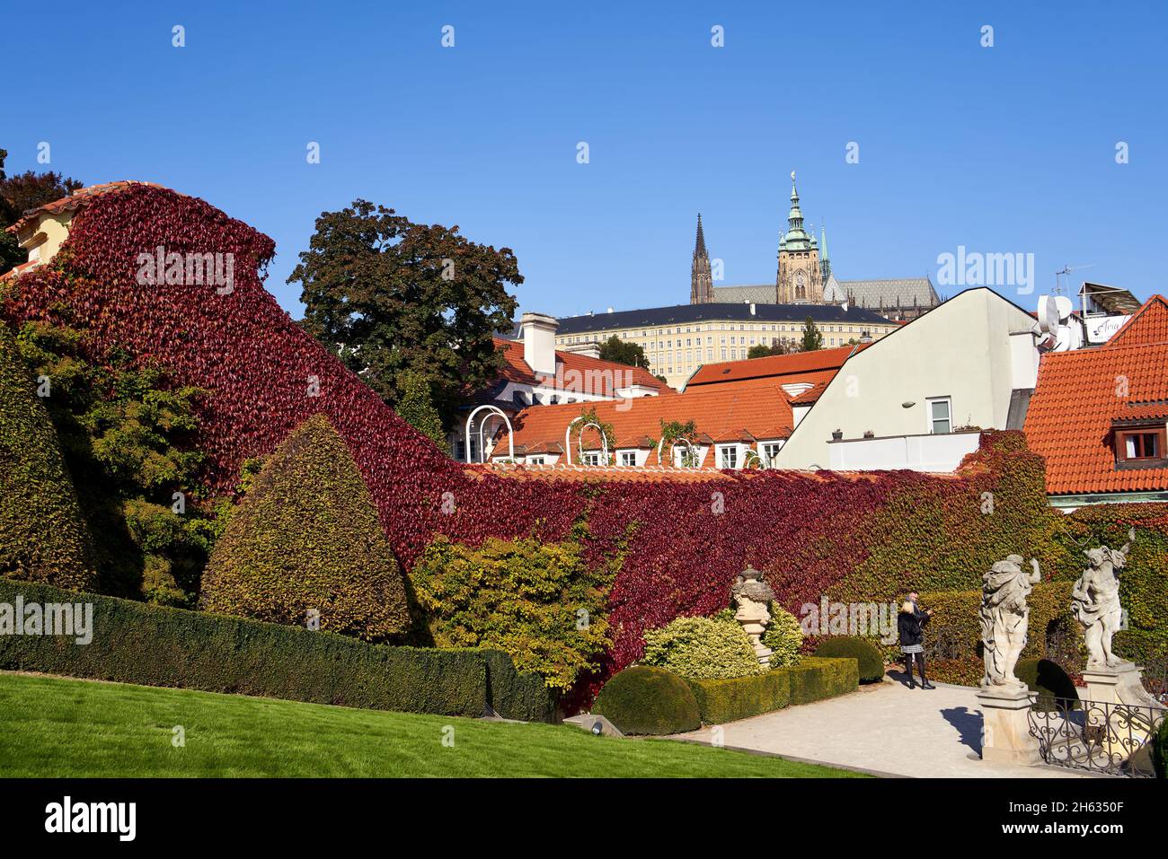 PRAGA, REPUBBLICA CECA - 10 OTTOBRE 2021: Vrtbovska zahrada o Giardino Vrtba in autunno, con il Castello di Praga sullo sfondo Foto Stock