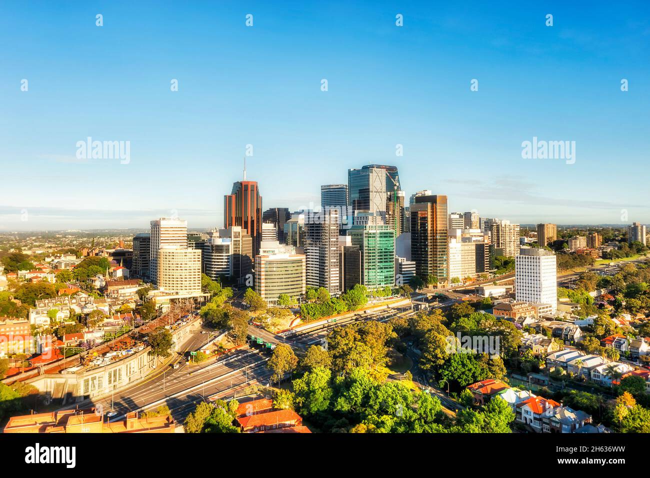 Vista aerea degli uffici del distretto finanziario e delle torri di appartamenti a North Sydney in Australia. Foto Stock