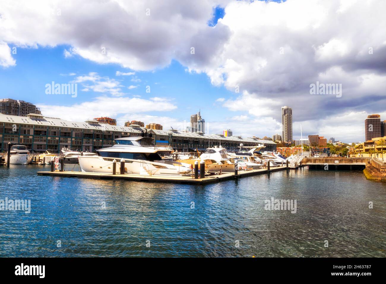 Lussuoso e ricco porticciolo sulla baia di Woolloomooloo del porto di Sydney nella città di Sydney. Foto Stock