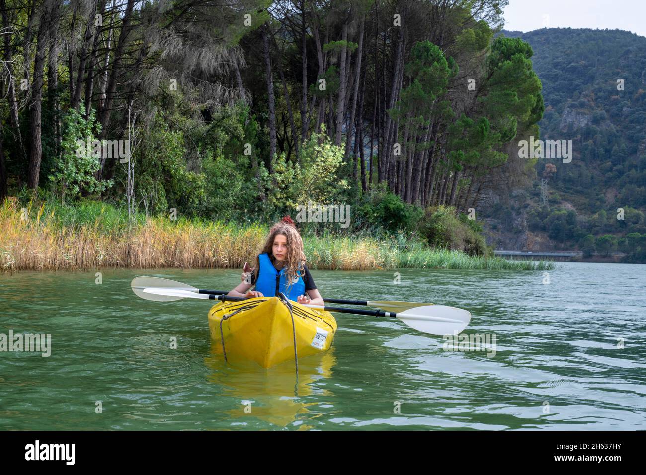 Kayak nel lago Terradets Reservoir a Lleida Pallars Jussà Catalan Pyrenees, Spagna Foto Stock