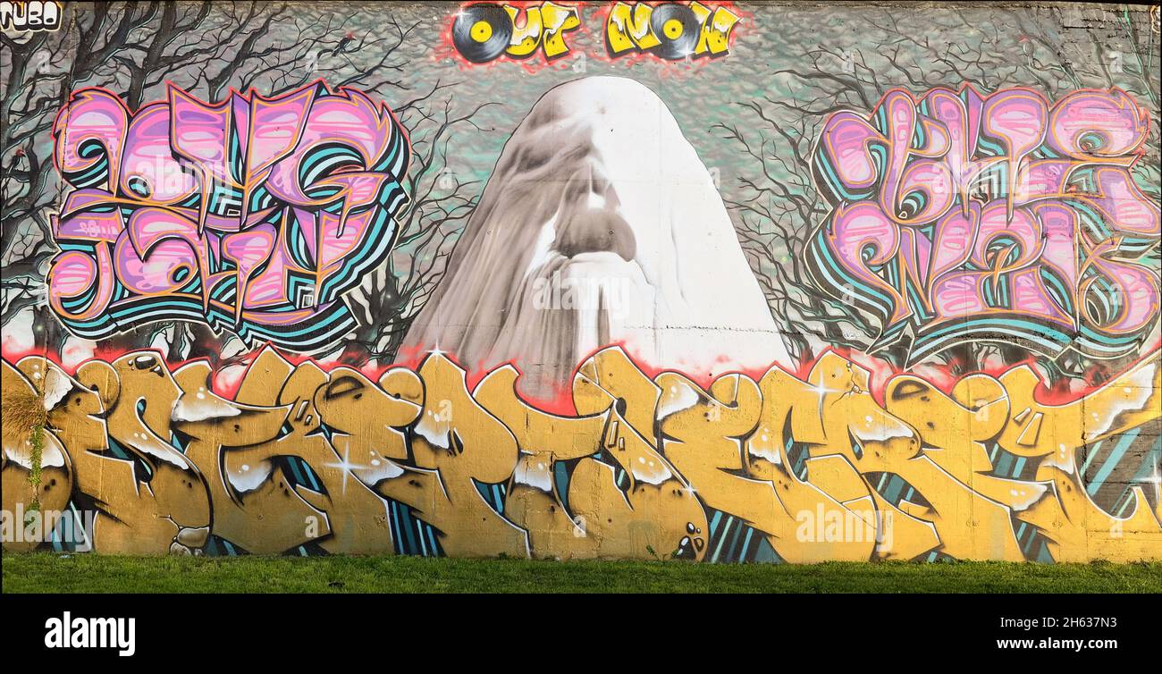 Graffiti moderni lungo il torreggiato del canale Martesana a Milano, vicino a Cassina de' Pomm, raffiguranti un demone che sorge. Foto Stock