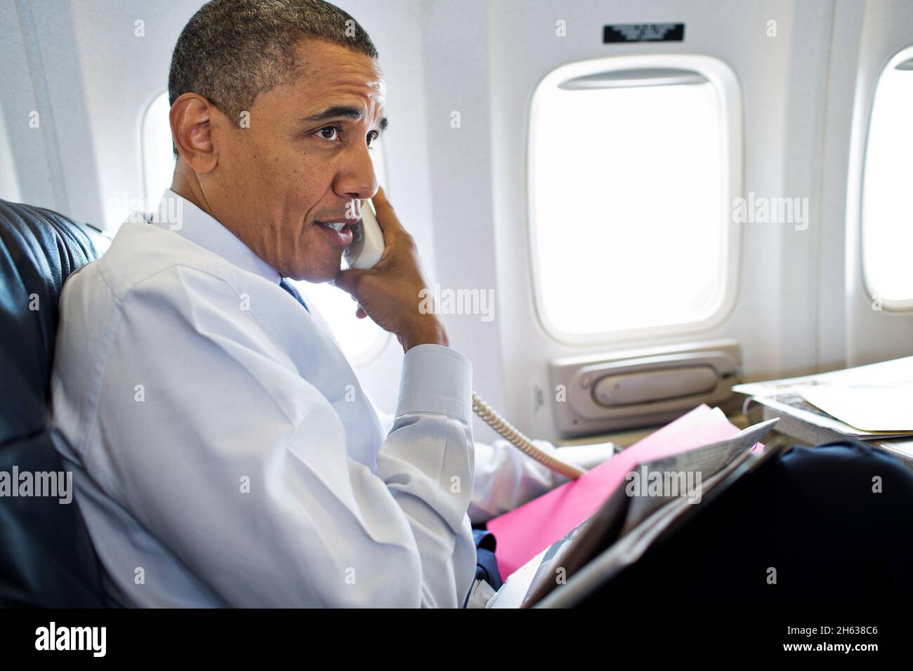 Il presidente Barack Obama parla al telefono con i membri del team di ginnastica femminile olimpica degli Stati Uniti durante una telefonata da Air Force One, 1 agosto 2012. Il presidente ha chiamato le donne a congratularsi con loro per la medaglia d'oro nel concorso di squadra. Foto Stock