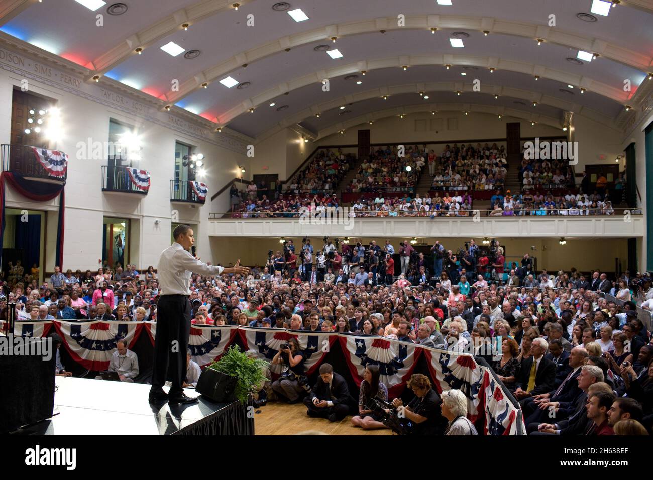 Il presidente Barack Obama ha espresso le sue osservazioni durante una riunione del municipio sull'economia alla Racine Memorial Hall di Racine, Wisc., 30 giugno 2010. Foto Stock