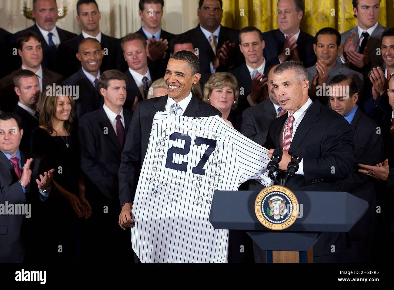 Joe Girardi, manager degli Yankees di New York, presenta al presidente Barack Obama una maglia di squadra firmata durante una cerimonia nella Sala Est della Casa Bianca per onorare i campioni della World Series 2009. Foto Stock