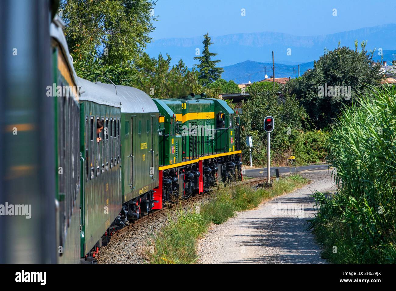 TREN dels llacs Vintage Rail Travel. Treno lagunare da Lleida a Pobla de Segur a Pallars Jussà, Pirenei, Catalogna (Spagna, Europa). Tra. Storico Foto Stock