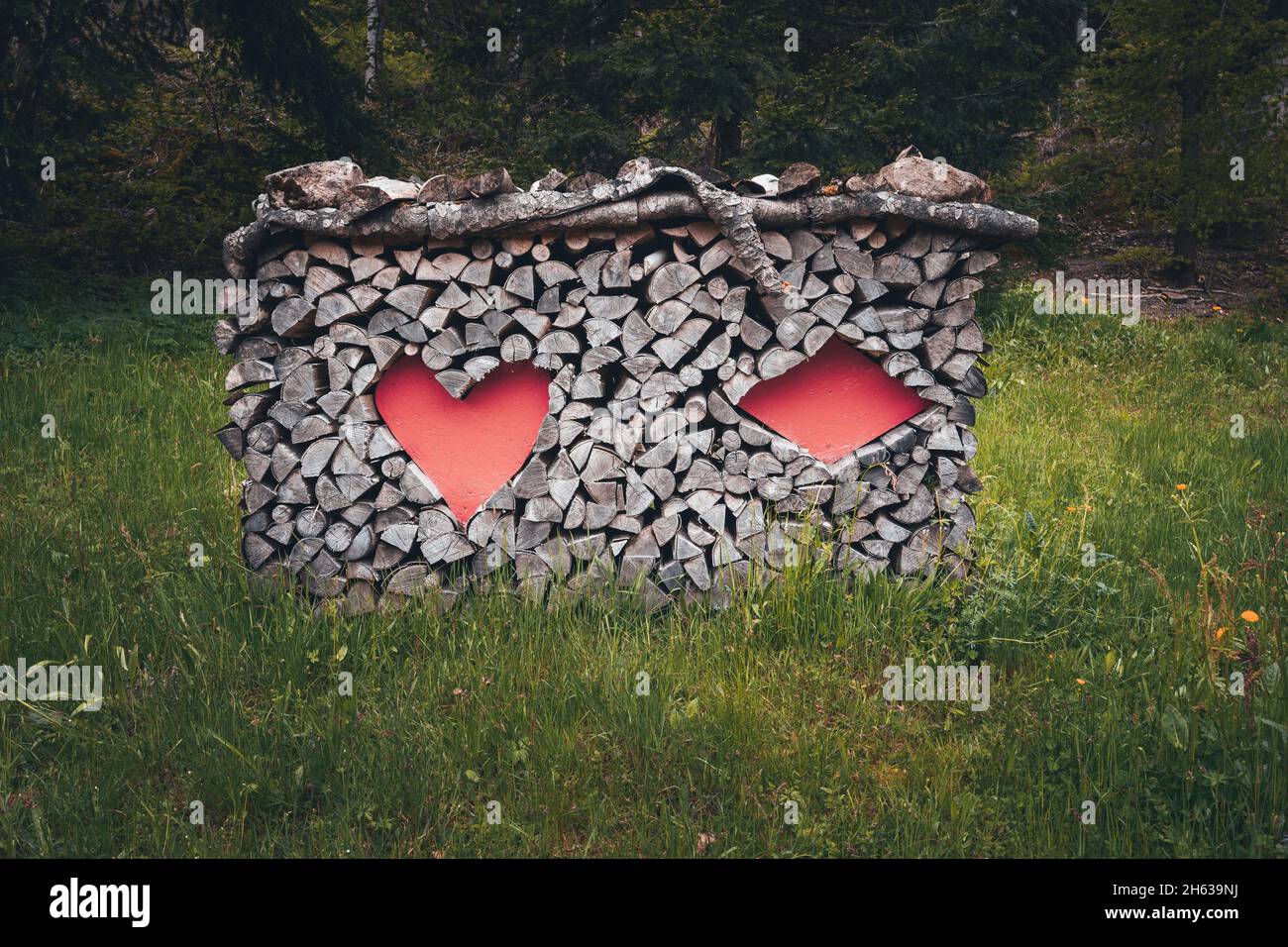 legna da ardere accatastata con cuore rosso e diamante rosso Foto Stock